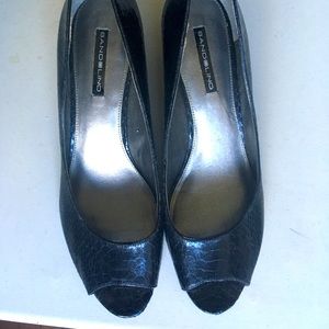 Sexy snakeskin peep toe pumps!